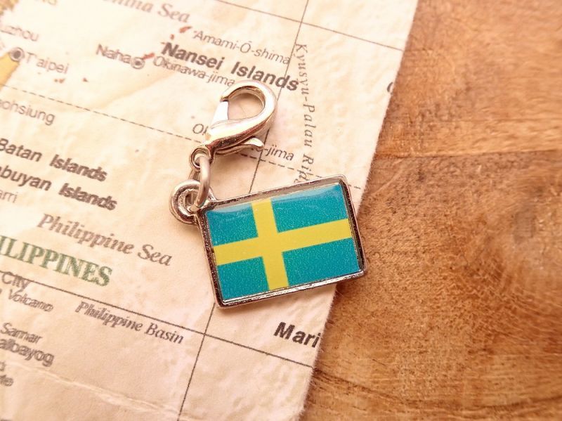ネコポスOK】 世界の国旗 チャーム [スウェーデン] 1個 - 旅屋